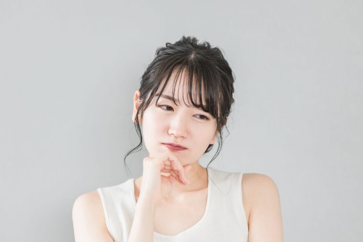 悩む女性