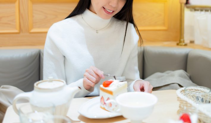 ケーキを食べる女性