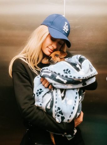 ズズという保護犬を迎え入れたパリス