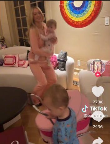 子供たちとノリノリで踊るパリス