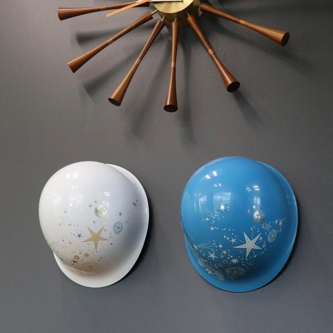 ヘルメットが飾られています