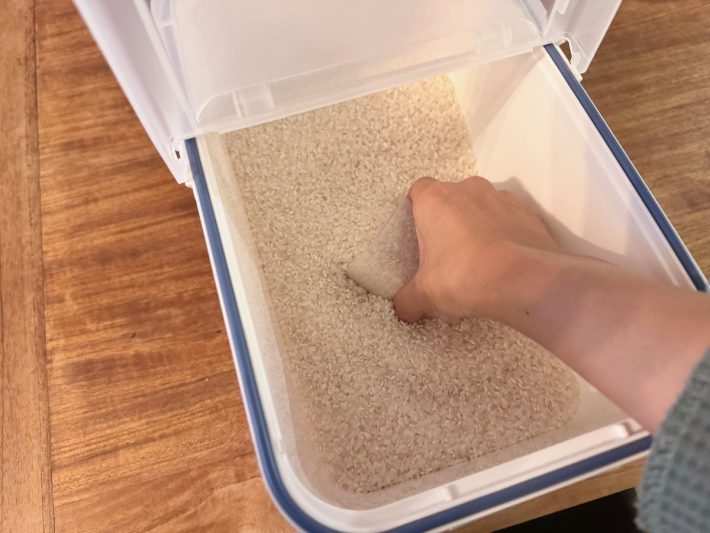 持ち手のないカップだと、お米に指が入ってしまう