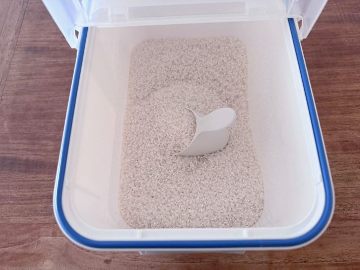 米びつの中に入れておいても持ち手が飛び出してくれる