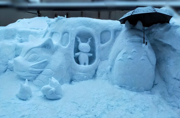 中トトロと小トトロとネコバスとNCVのキャラクター“チャネルヒカリ”