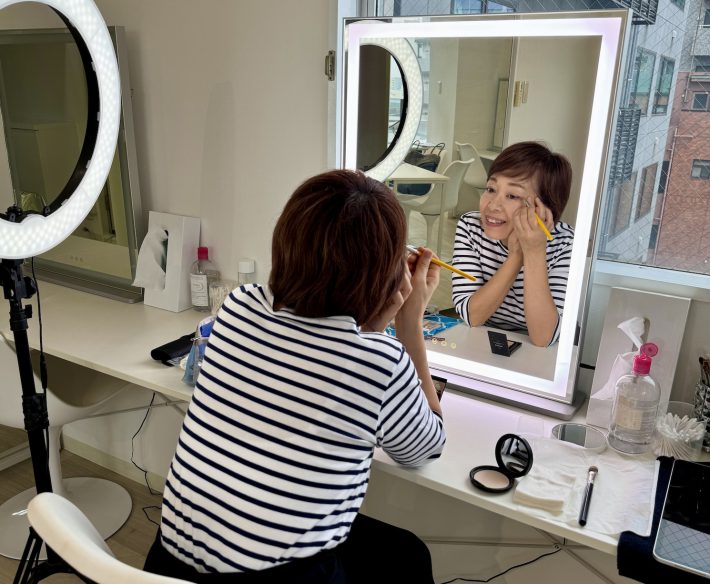 画像6_笑顔でメイクするMさん