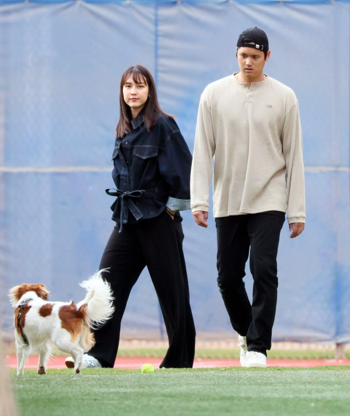 2月9日、キャンプ施設を訪れた大谷選手と真美子さん (C)産経新聞社