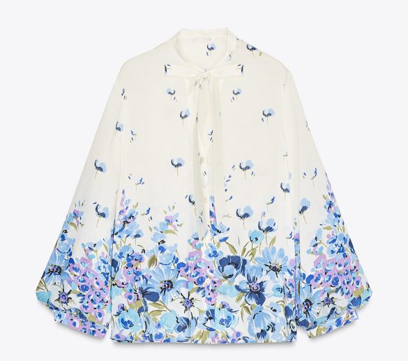 リボン付きプリント柄ブラウス（6290円　税込）