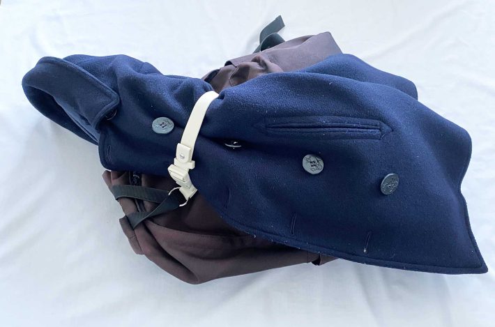 厚手のコートをジャケットホルダーでホールド