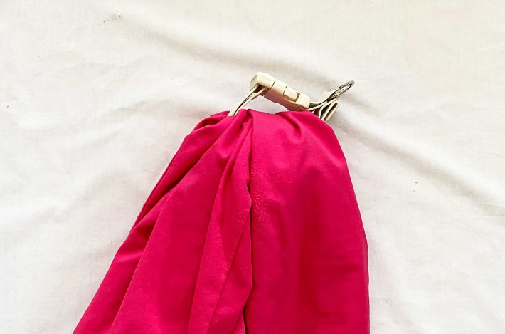 アジャスターを最短にしても、薄手のアウターでは隙間ができてガッチリホールドすることはできません