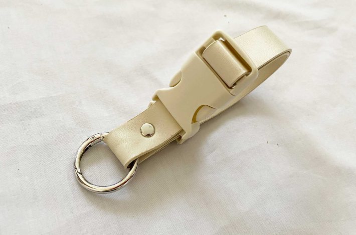 バッグに取り付けるカラナビ内側の直径は約2.5cm