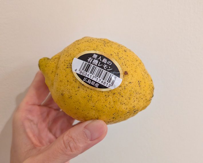 黒い斑点が目立つ有機レモン
