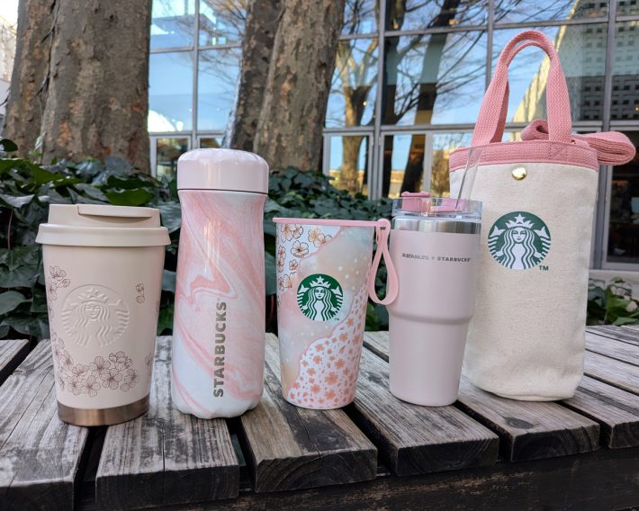 私がここ数年集めてきた桜グッズの一部を並べてみました