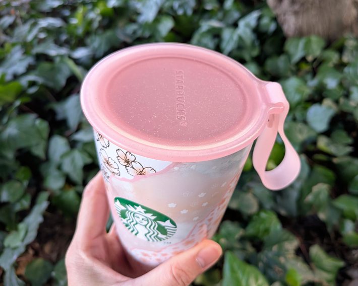 蓋からドリンクが漏れないような設計に。ストラップがついているので扱いやすくなっています