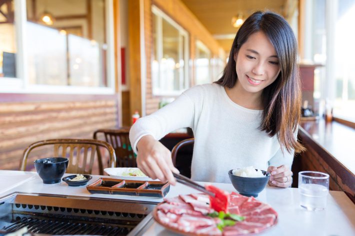 焼肉をする女性