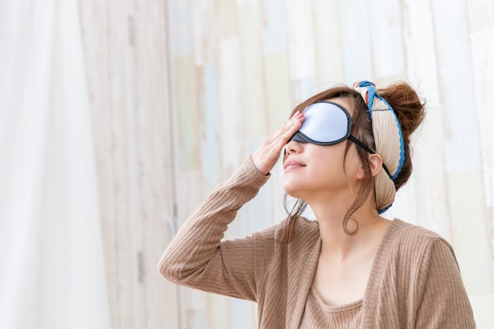 ホットアイマスクをする女性