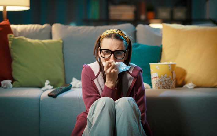 テレビを観て泣く女性