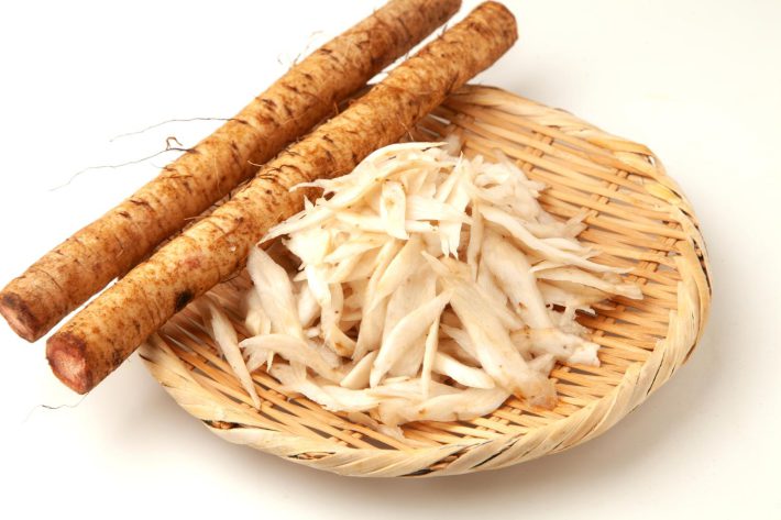 ざるにのったごぼうとささがきごぼう