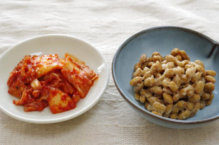 お皿に盛られた納豆とキムチ