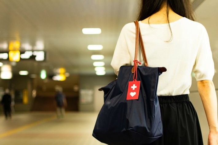 ヘルプマークをつけた女性