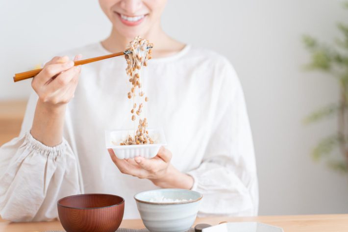 納豆をかき混ぜる女性