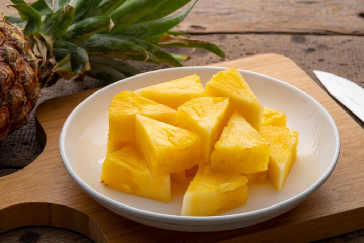 皿に盛られたパイナップル