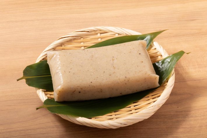 ざる上の生芋こんにゃく