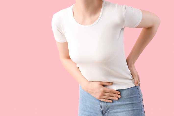 お腹にてをあてる女性