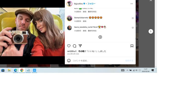 西武線の車内で写真を撮るリリーと夫のチャーリー