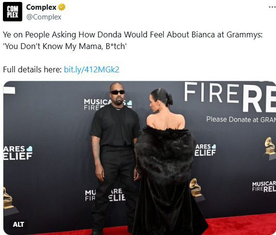 コートを脱ぎ背中を見せるビアンカさん