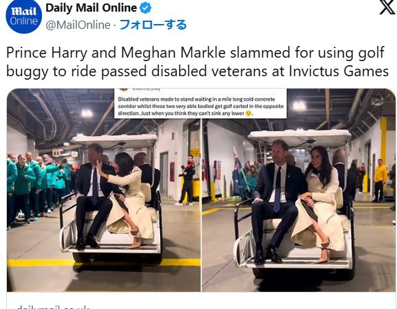 ゴルフカートに乗って移動しながら、手を振るヘンリー王子夫妻