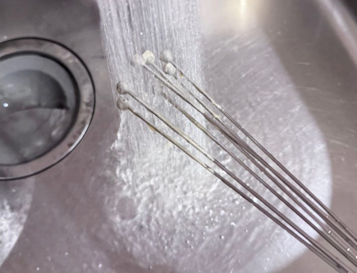 泡立て器　洗う