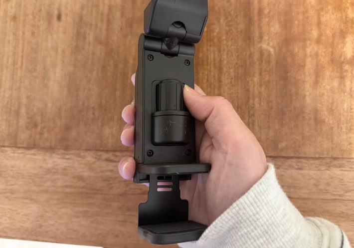 下部ホルダーが開き、テーブルなどに固定できる