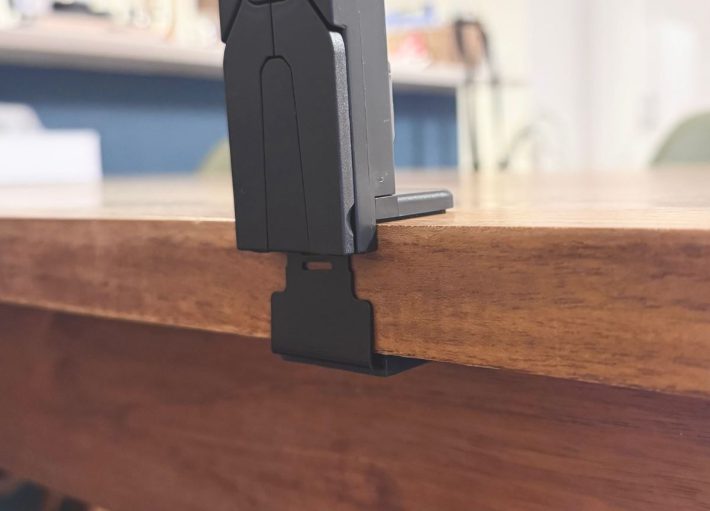 挟む部分は上下ともゴム素材で挟む場所を傷めない