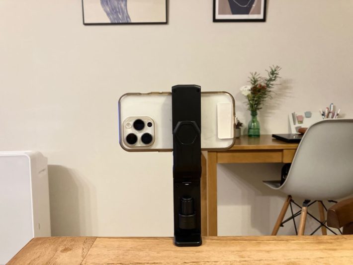 スマホの角度や向きを、ホルダーを固定したまま変えられる