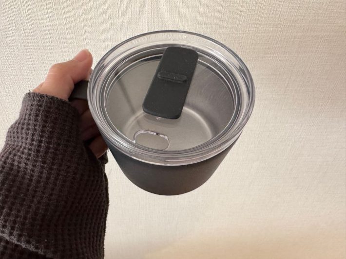 付属の蓋が飲み物の保温・保冷性をアップ