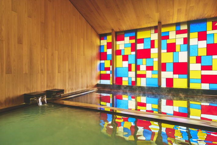 「界 雲仙」大浴場の鮮やかなステンドグラス