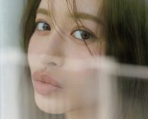 『野崎萌香写真集 jealousy』より