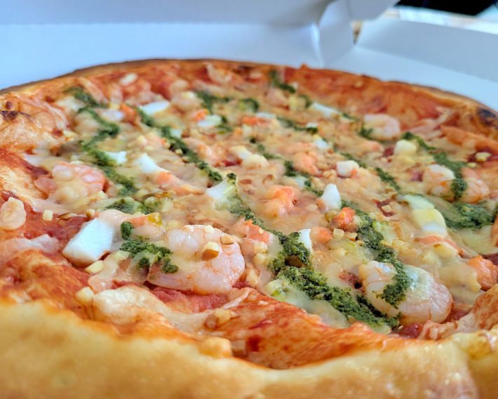 手作り　スモークチーズ入りシーフードピザ　537円（税込）※非会員、カード払いは565円