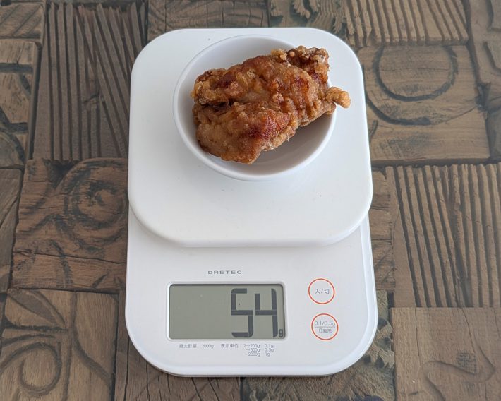 唐揚げ1個あたりの重量を計ってみると、ファミマは54gでした