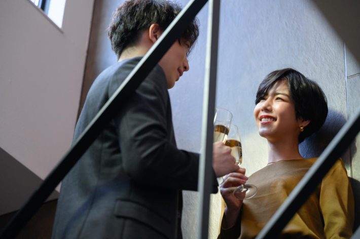 親しげに話す男女