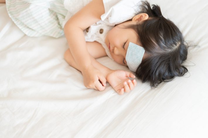 熱で休む4歳の子供（風邪・病気・欠席・睡眠・育児・子育て）