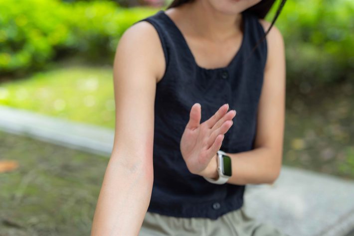 蚊に刺される女性