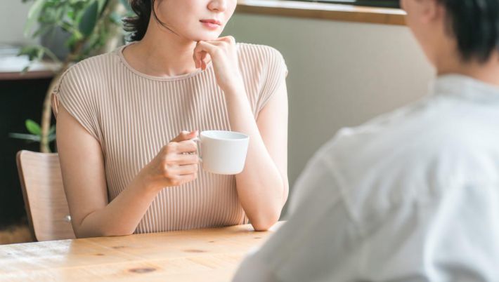 デートで退屈そうにしている女性