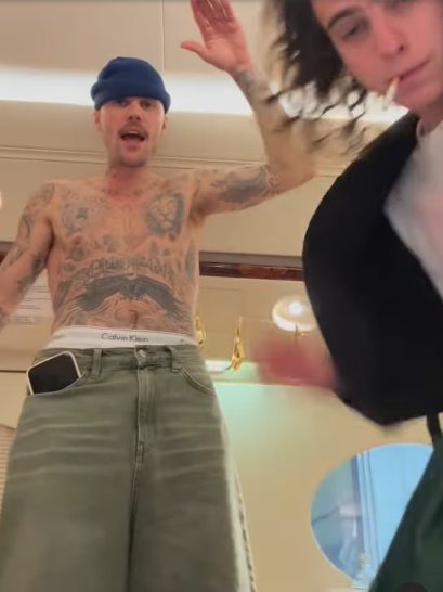 妙なテンションでラップを披露するジャスティン