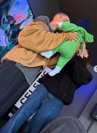 ジャック・ブルース君を抱っこするジャスティンとヘイリー