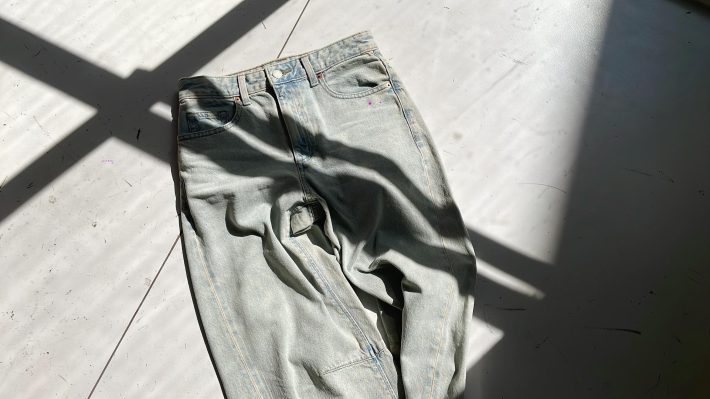 GU「バレルレッグジーンズ」