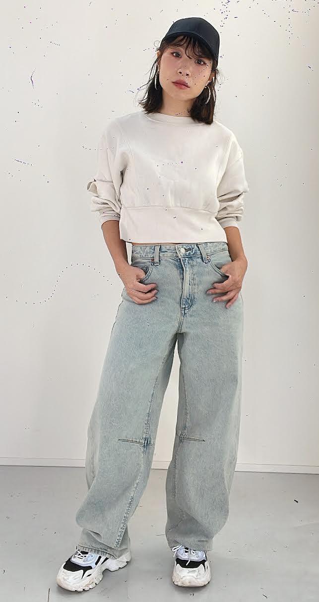 トップスは短い丈でコンパクトにまとめる