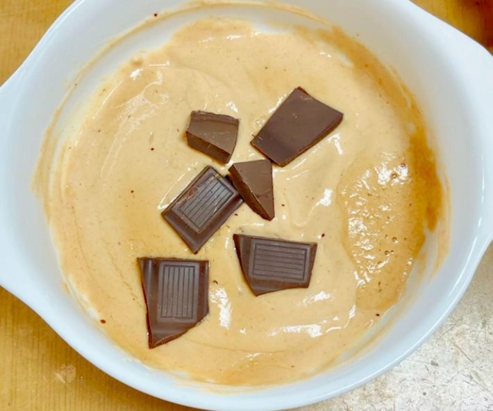 作り方・ヨーグルト、きな粉、チョコレートをまぜる