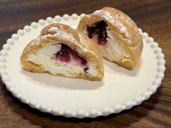 ブルーベリーのレアチーズシュークリーム