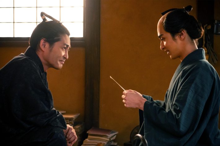 平賀源内（左）と蔦屋重三郎